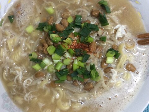 味噌汁リメイク♪納豆入りラーメン